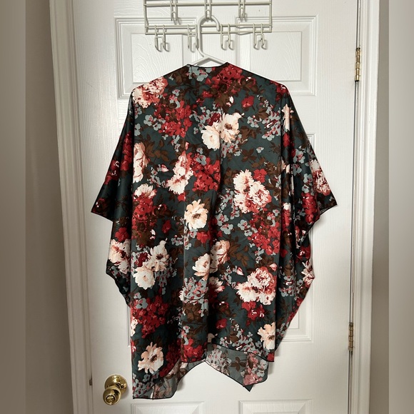 Satiny floral kimono - Picture 3 of 3